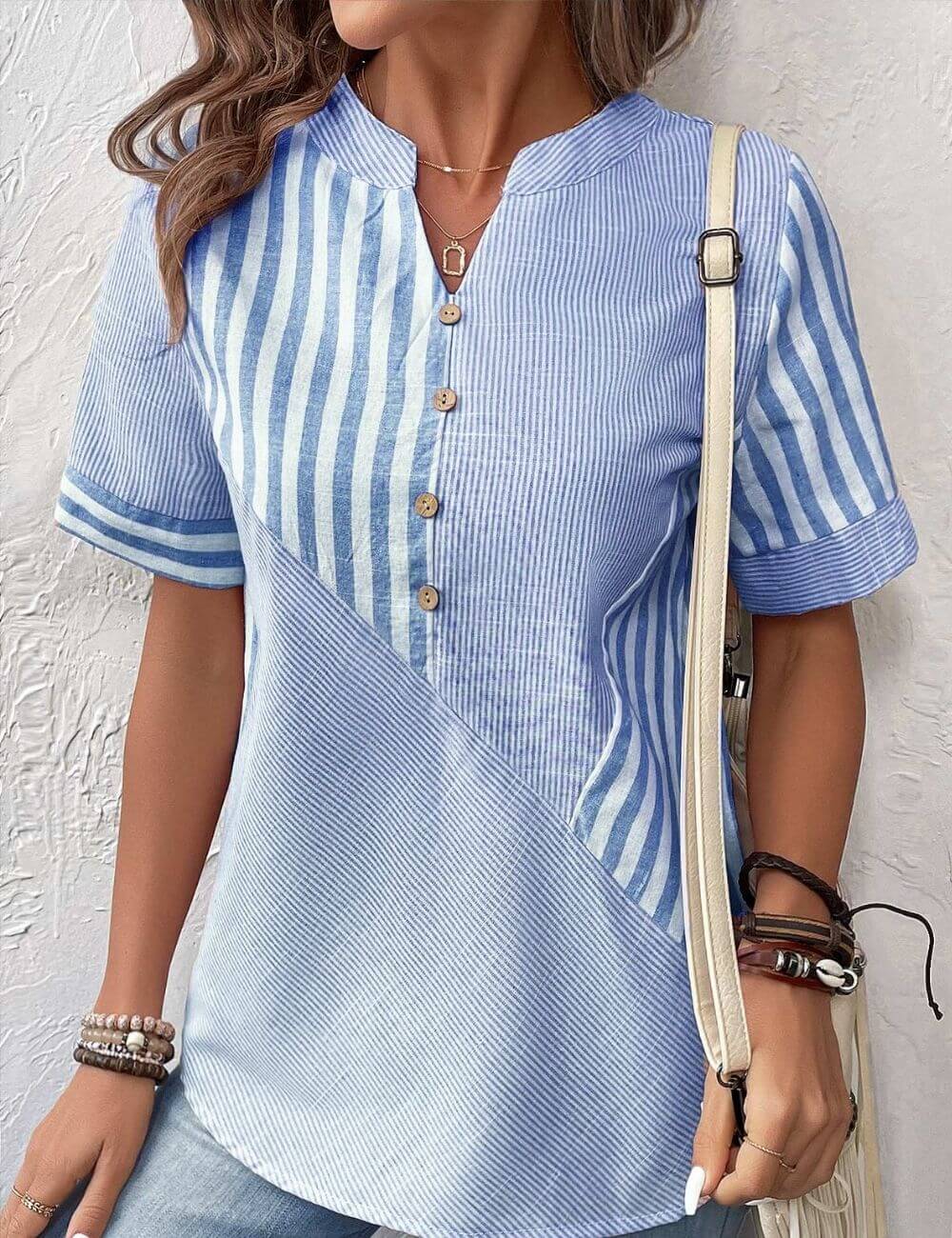 Josefine™ - Stripete Avslappet Skjorte med Knapper