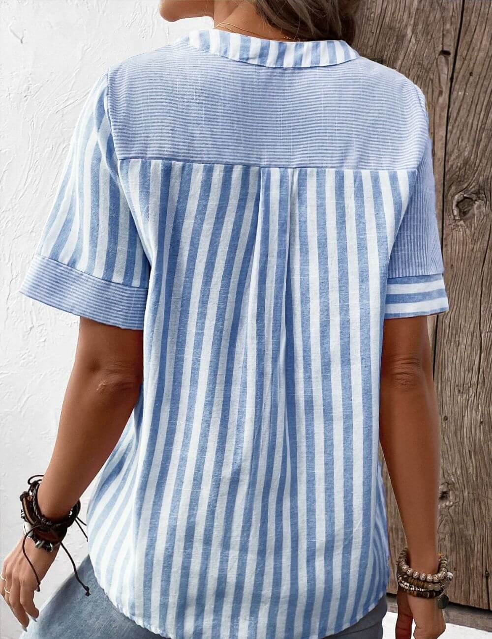 Josefine™ - Stripete Avslappet Skjorte med Knapper