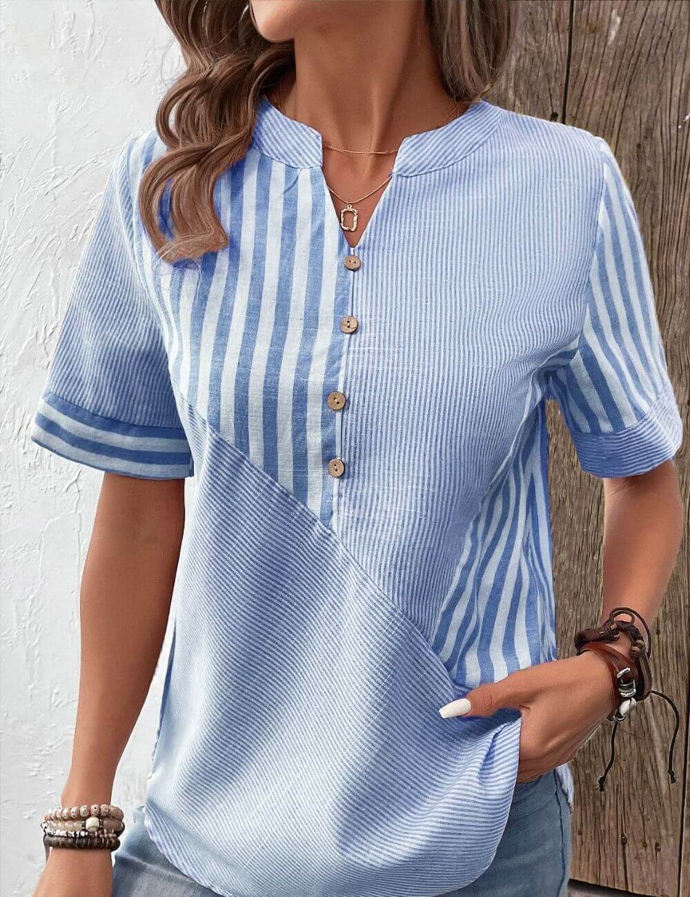 Josefine™ - Stripete Avslappet Skjorte med Knapper