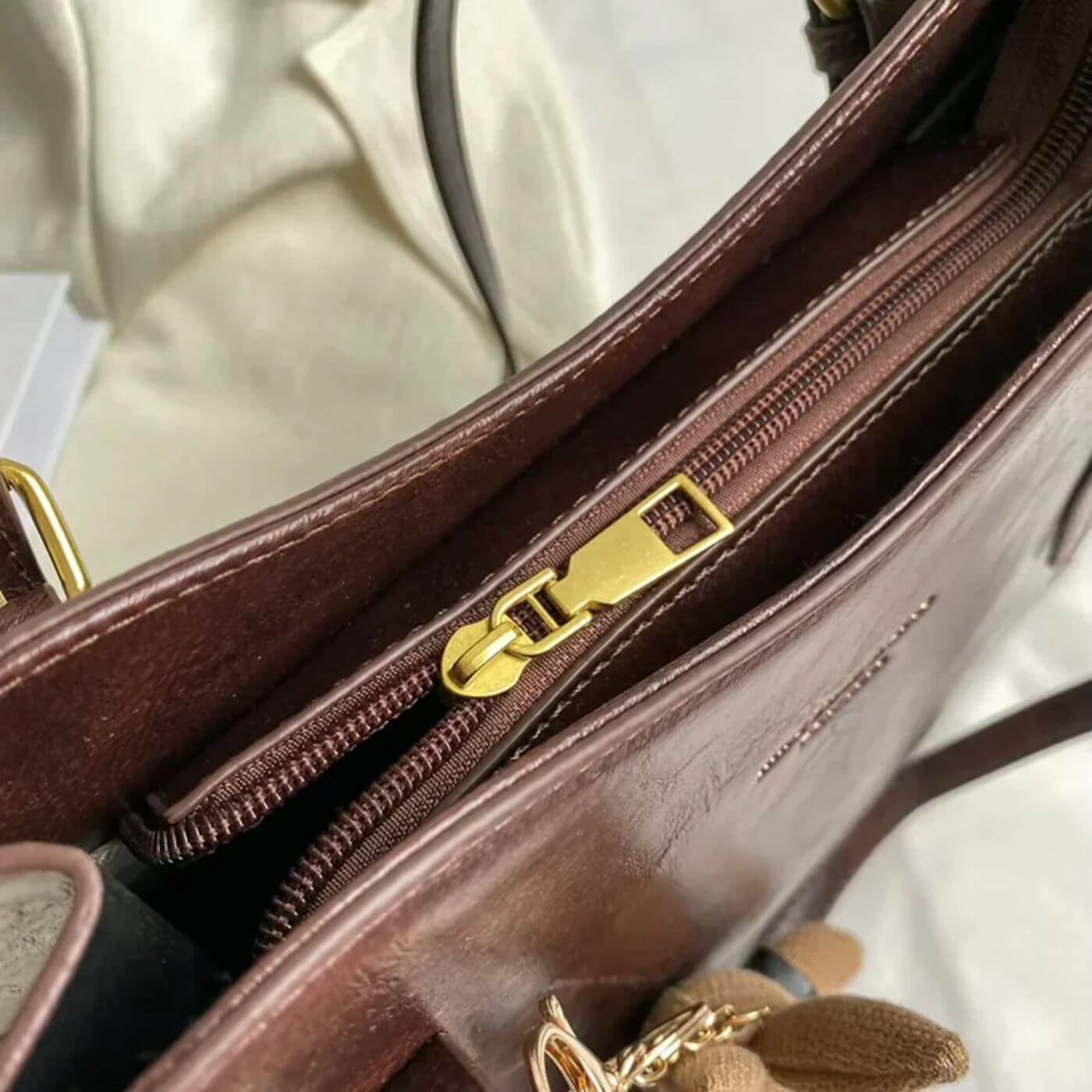 Lene™ – Bunny Charm Vintage Skulderveske i Skinn